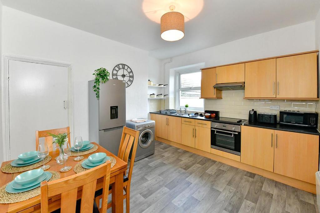 Spacious 2 Bedroom Apartment In The Heart Mumbles Εξωτερικό φωτογραφία